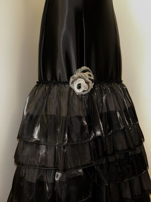 Sukienka wieczorowa czarna z falbankami rybka dopasowana z kwiatem