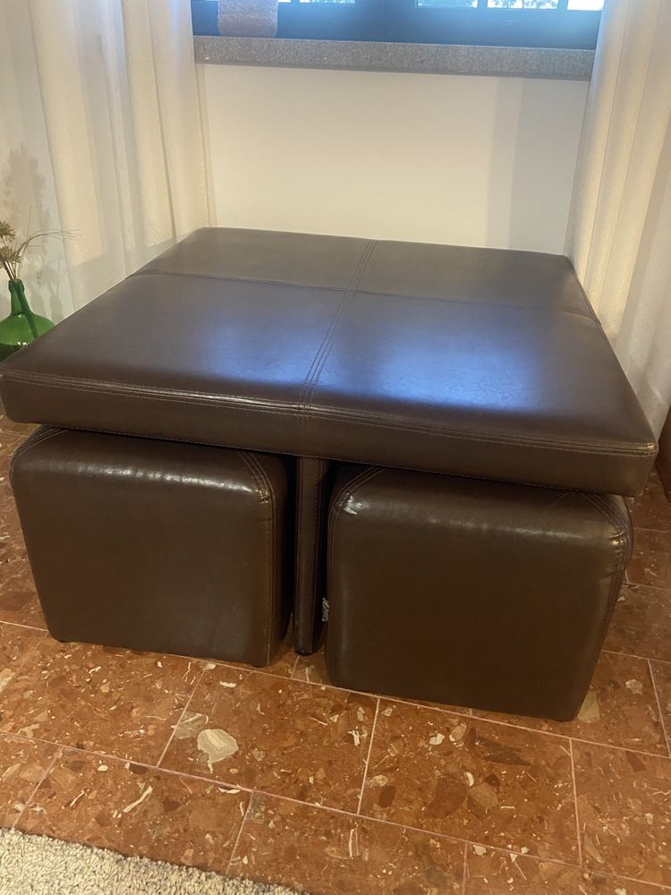 Mesa de centro em pele com dois bancos