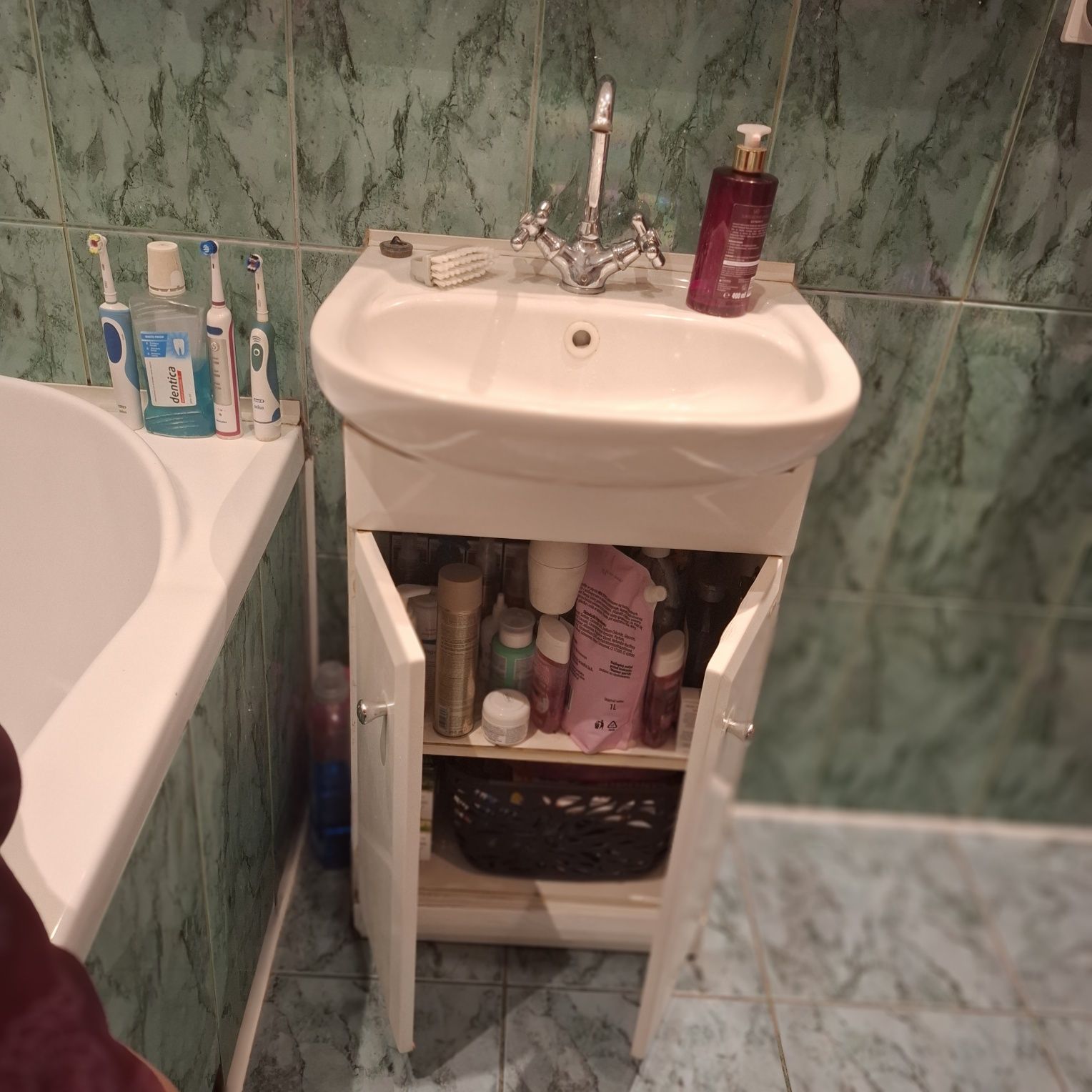 Umywalka z szafką i baterią.
