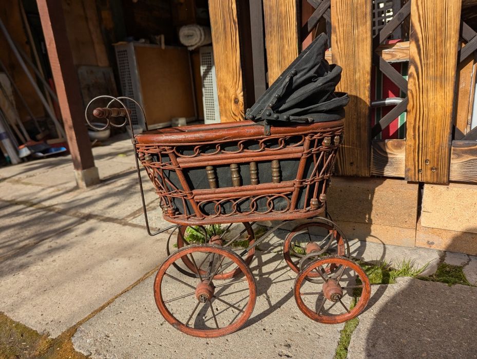 Stary wózek dla lalek.