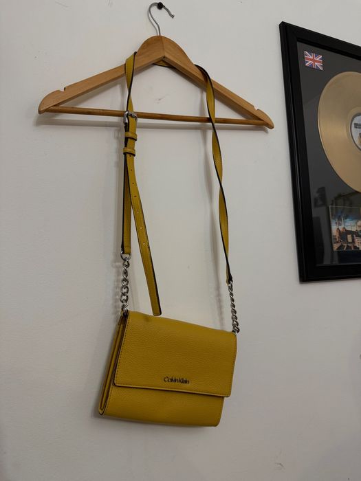 Сумочка жіноча Calvin Klein в гірчичному кольорі