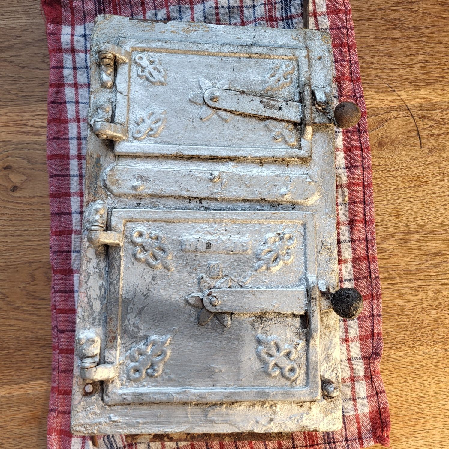 Metalowe drzwiczki do pieca kaflowego rzeźbone ⁸⁷