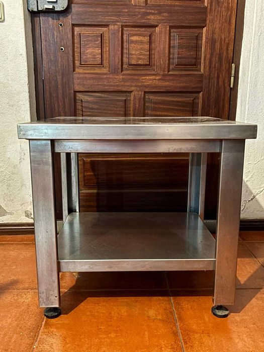 Mesa de apoio em inox