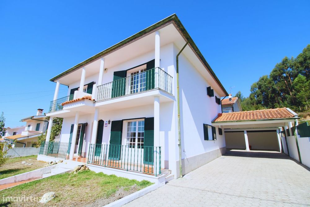 Moradia T3+1 em Avelãs de Caminho