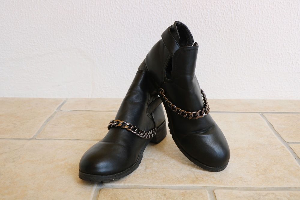 Botas com corrente