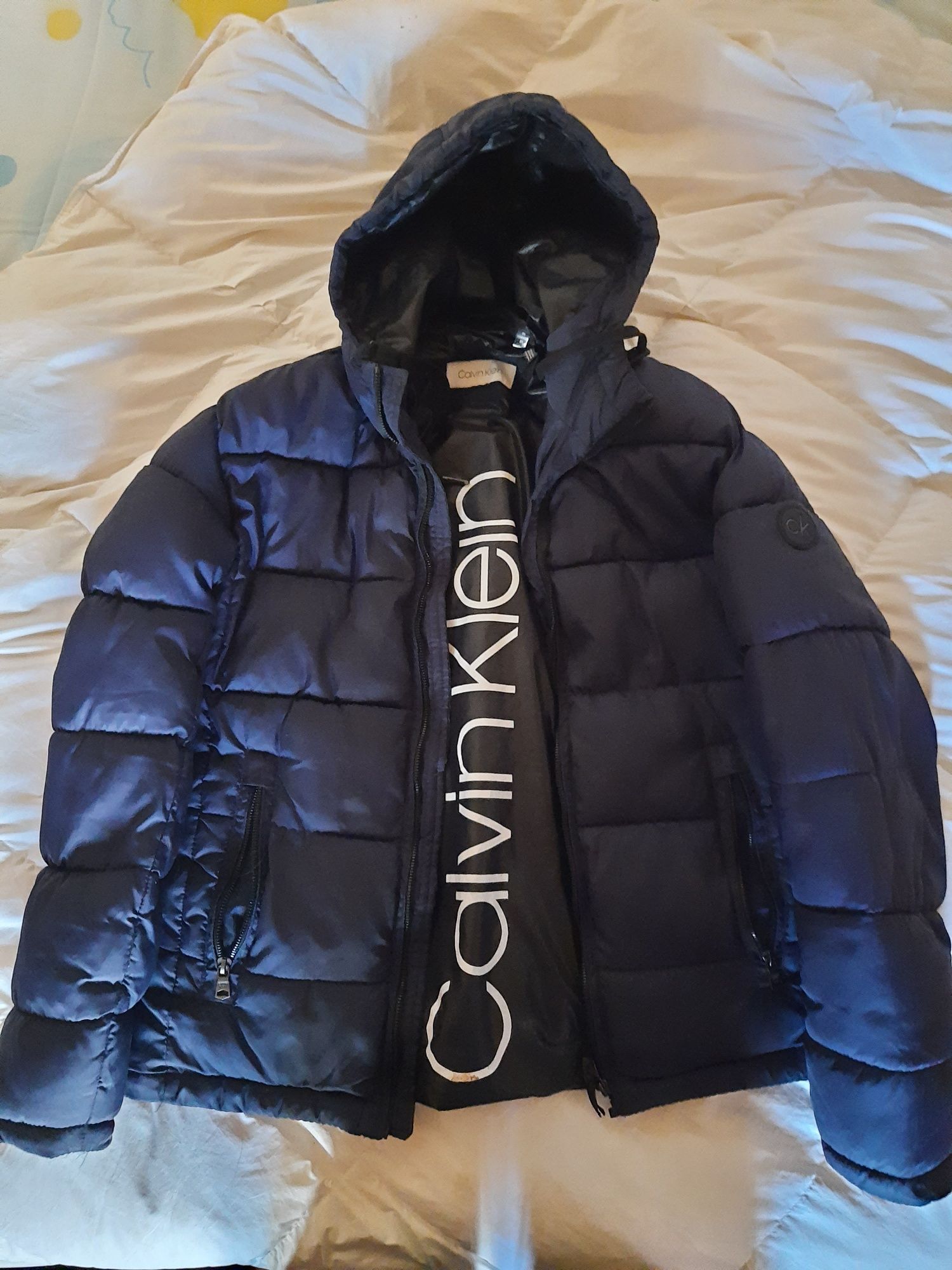 Blusão da Calvin Klein, azul escuro, tamanho M, quase novo, 75 euros.