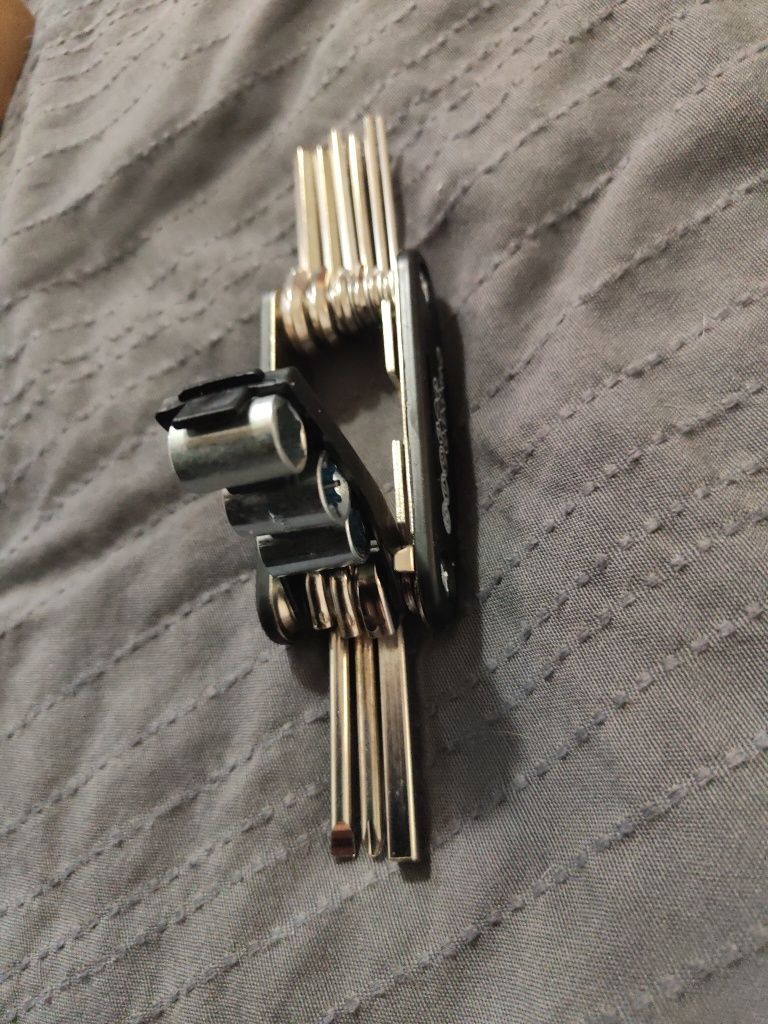 Multitool rowerowy śrubokręt imbusy klucze nasadowe do szprych