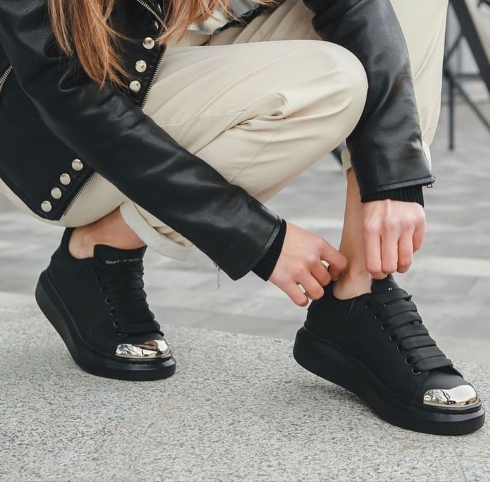 Кросівки чорні Alexander McQueen з металевим носком 2025