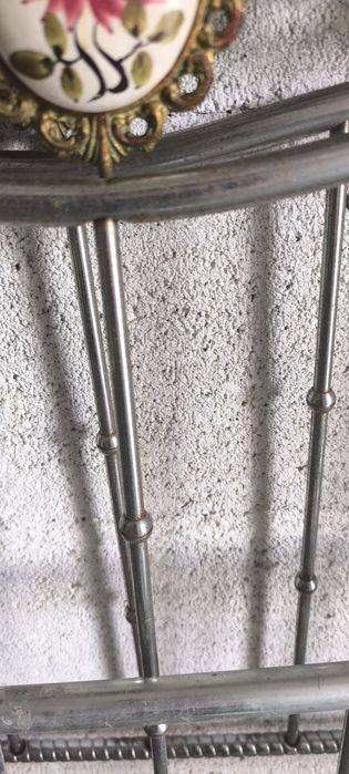 Cama de solteiro vintage estrutura metálica, com motivos cerâmicos