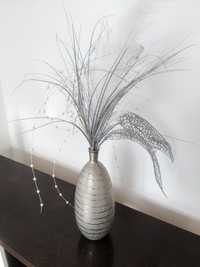 Srebrny wazon ze sztuczną ozdobną trawą