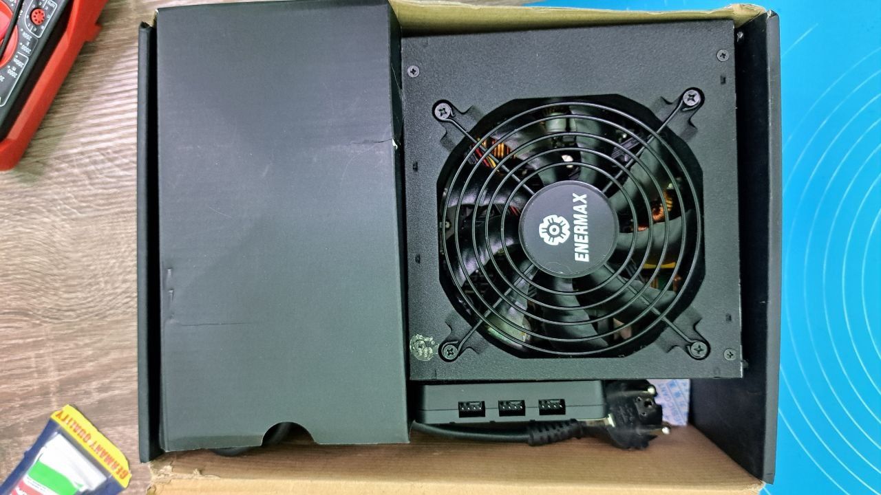 Блок живлення 
Enermax ERB700AWT