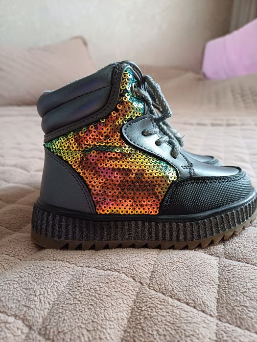 Продам детские ботинки зимние