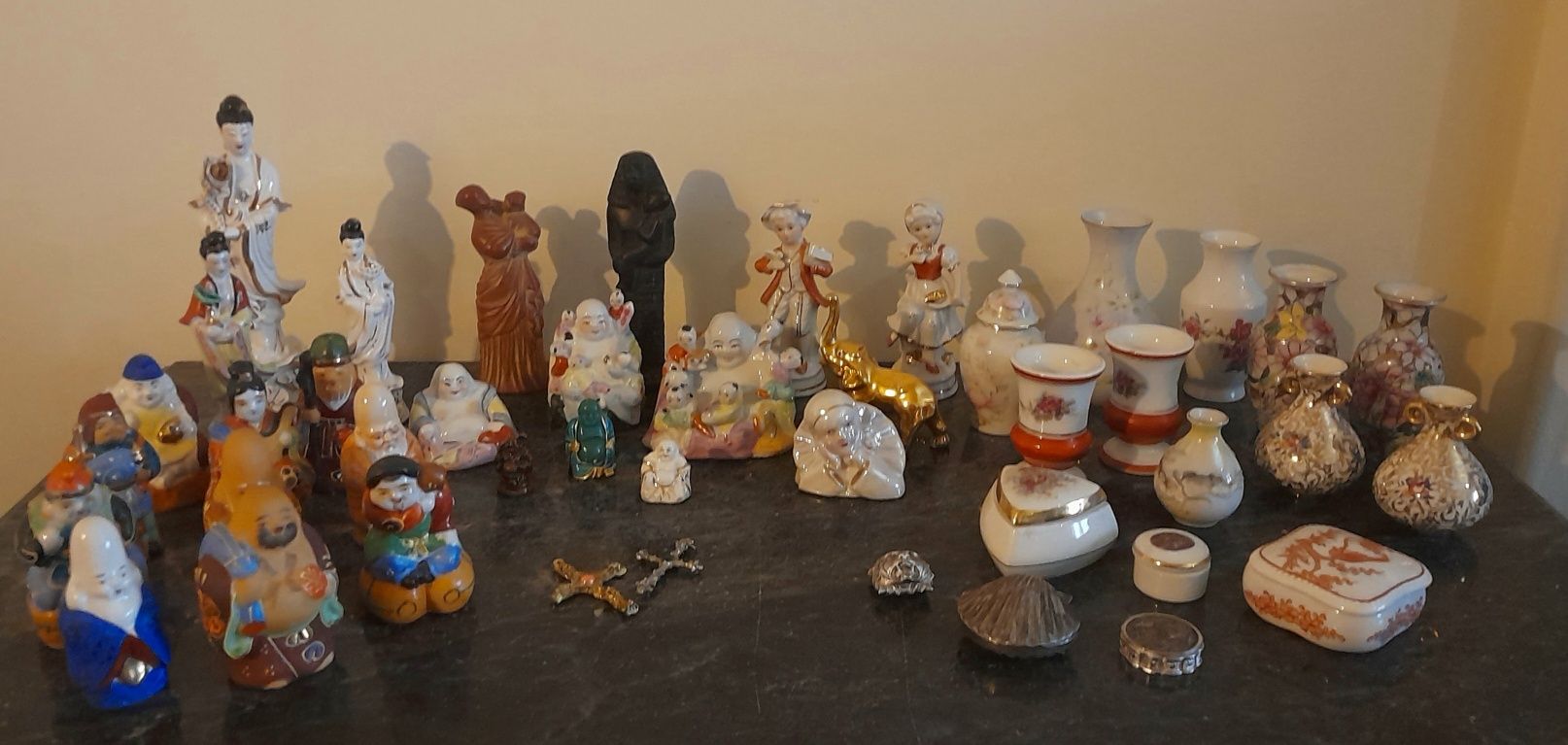 43 peças decorativas em porcelana,  cerâmica e metal. De 10 a 80€