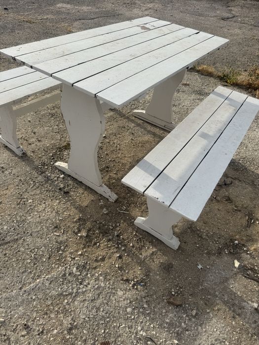 Conjunto de mesa e bancos em madeira
