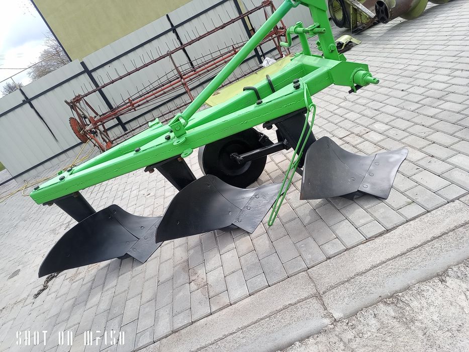 Плуг Bomet Original 3/30 на великих стойках 2/30