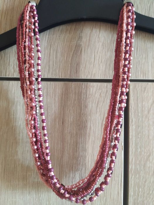 Лот из разной бижутерии: бусы, серьги, браслеты.