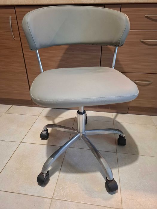 Продам стілець на колесах