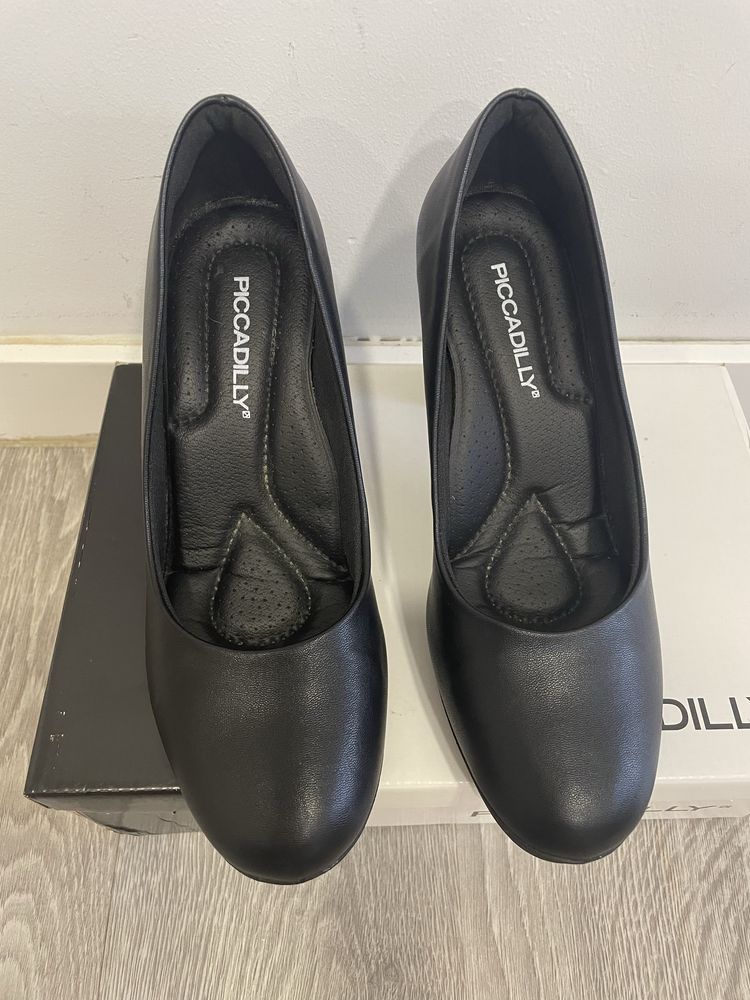 Sapatos Piccadilly pretos