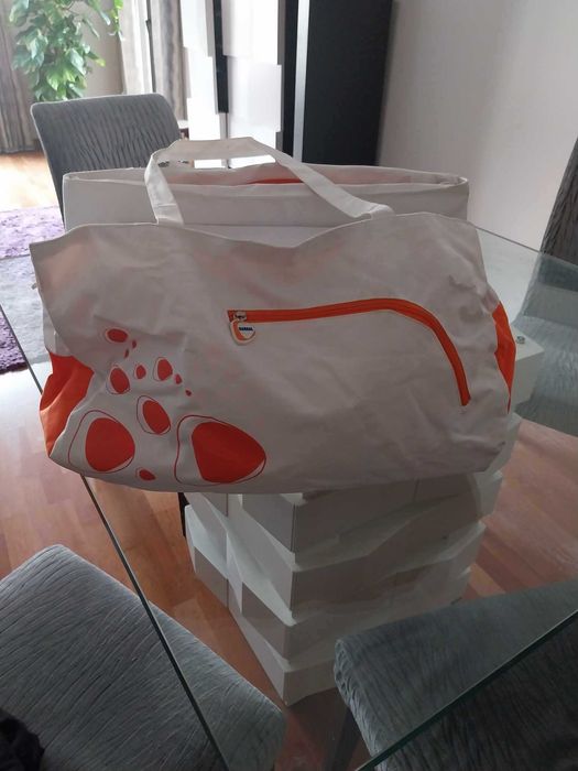 Sacos de viagem, fato de neve e lenço antigo