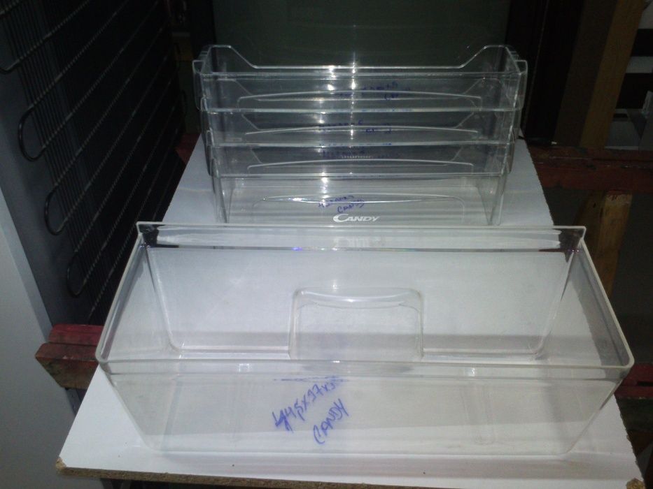 Prateleiras e caixas de frigoríficos impecáveis