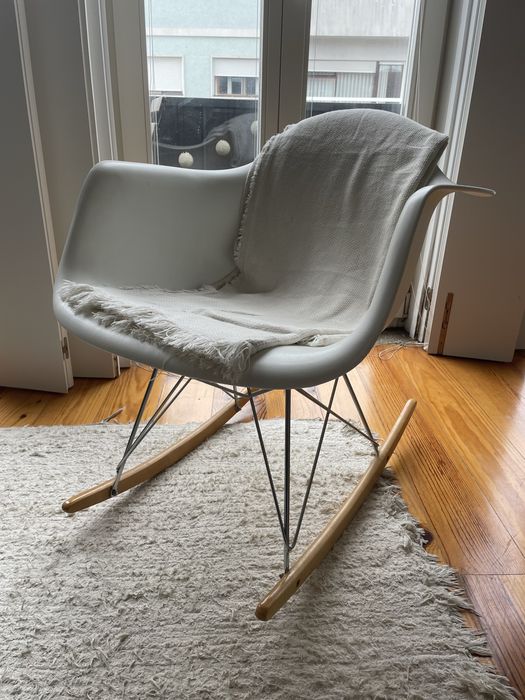 cadeira de balanço branca