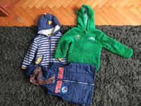 Bezrękawnik grube bluzy czapki chłopięce 98 cm