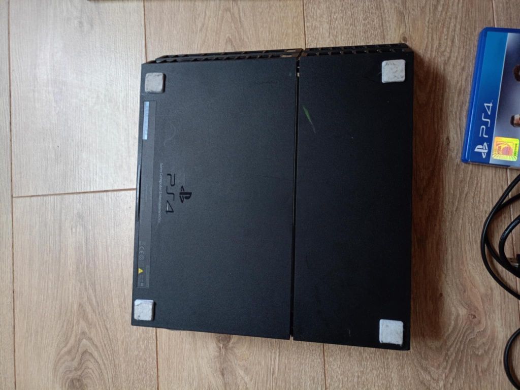 PS4 w idealnym stanie, gratis 7 gier