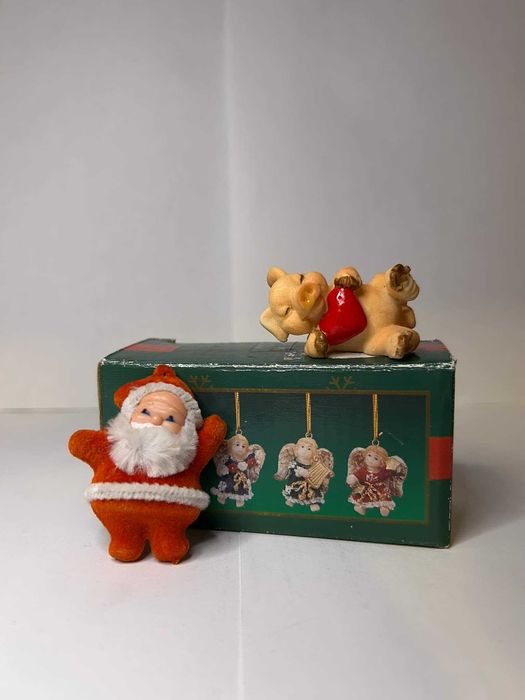 Świąteczna figurka Mikołaja i świnki z serduszkiem mała ozdoba