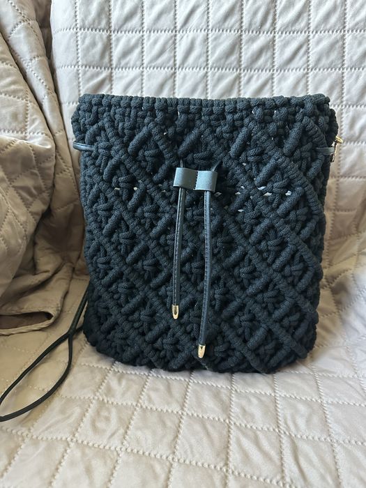 Czarna pleciona torebka worek