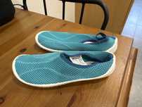 Sapatilhas proprias para andar na água tamnho 32/33.