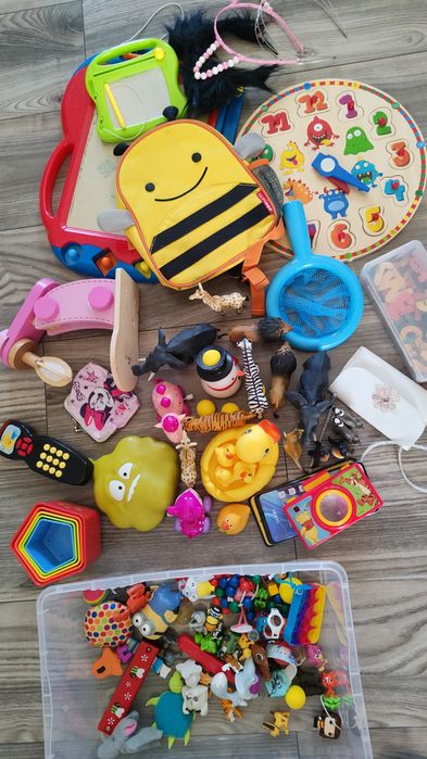 Pudełko zabawek, plecak, nikopisy, literki magnesy, zwierzęta, opaski