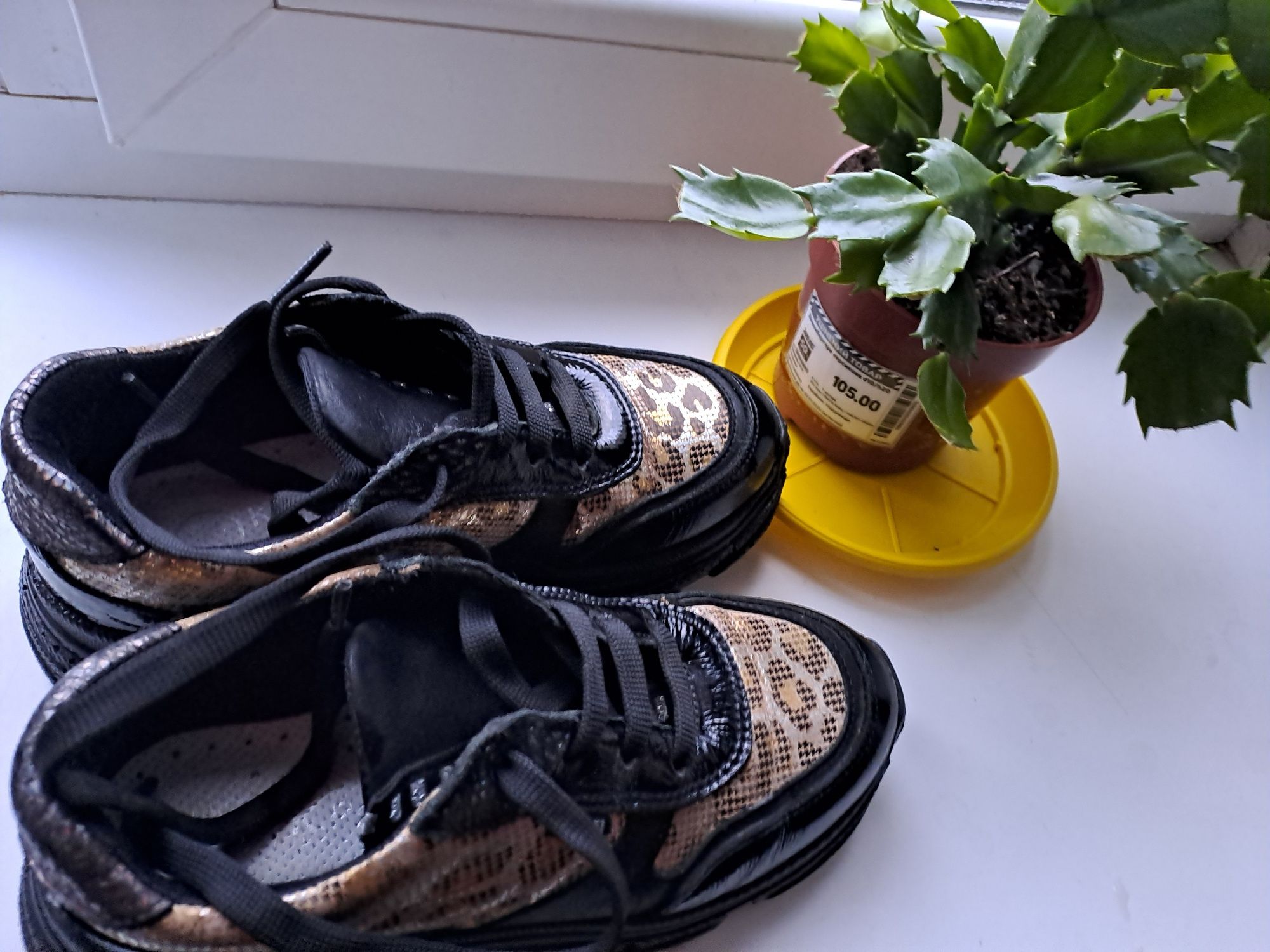 Продам  дитячі кросівки  турецької  фірми к.пафі та бартек