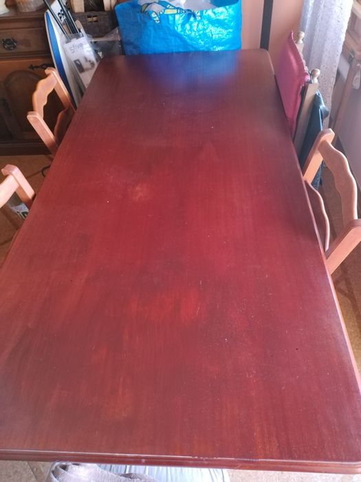 Mesa de madeira mogno