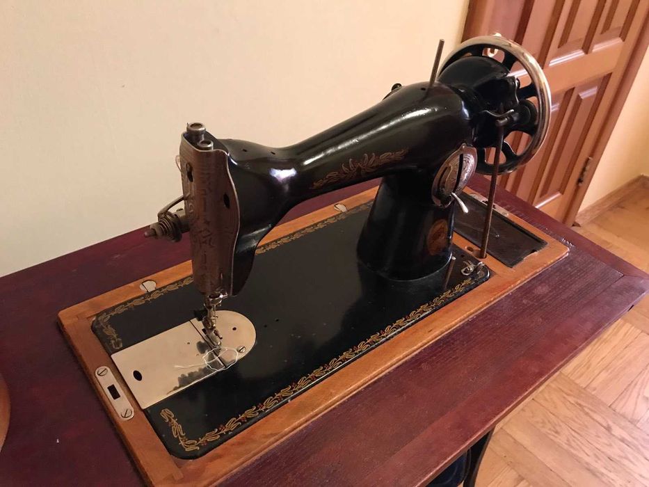 Швейная машинка Подольск ножная на станине