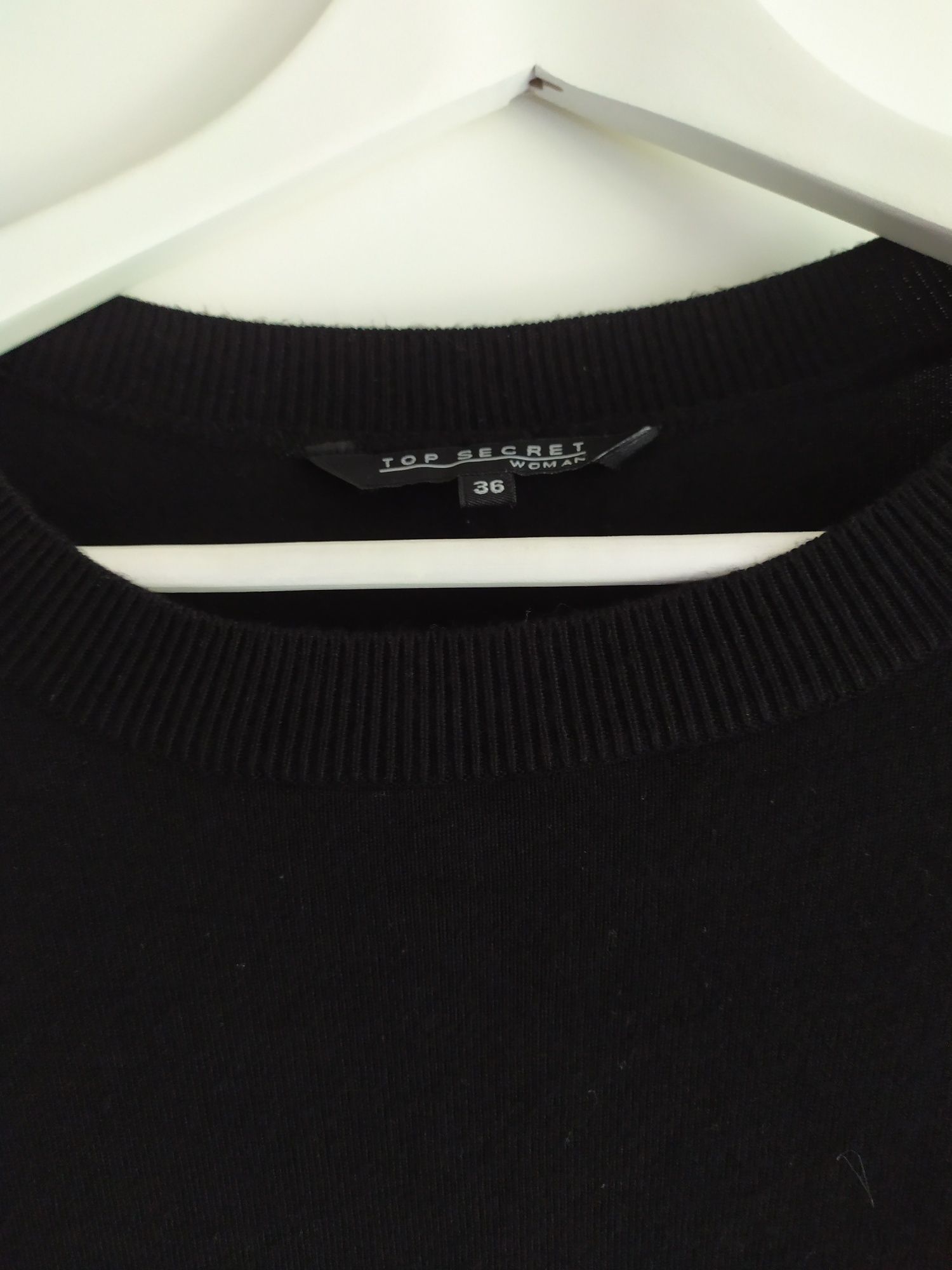Czarny sweterek Top Secret 36 S z falbankami