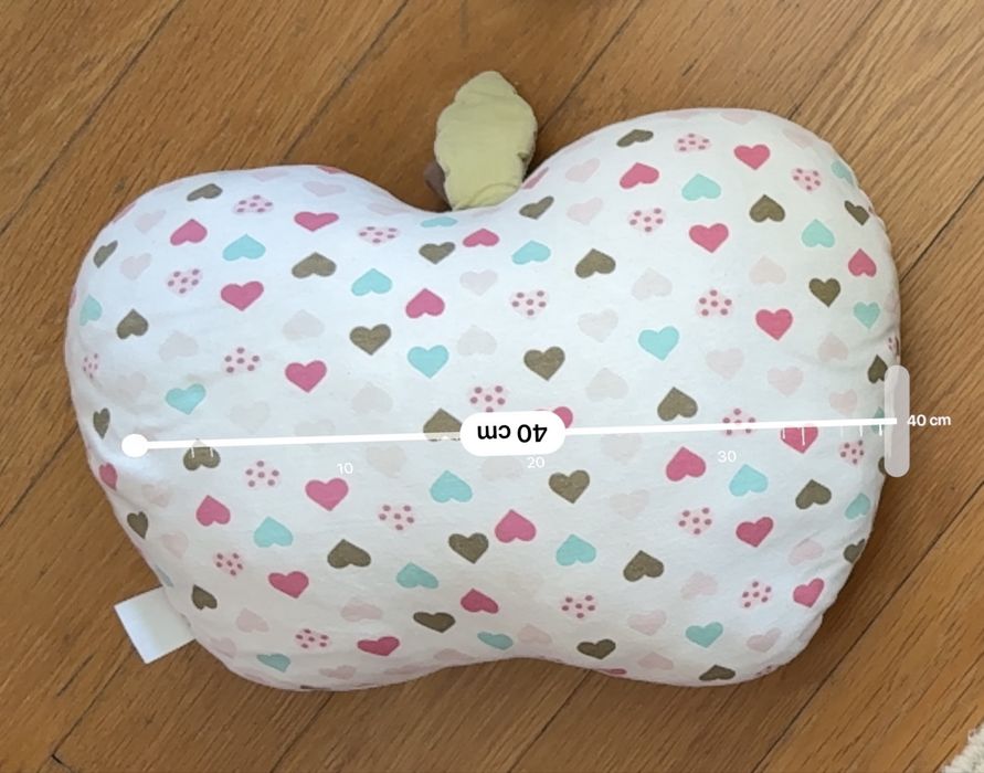 Almofada decorativa em forma de maçã com padrão de corações