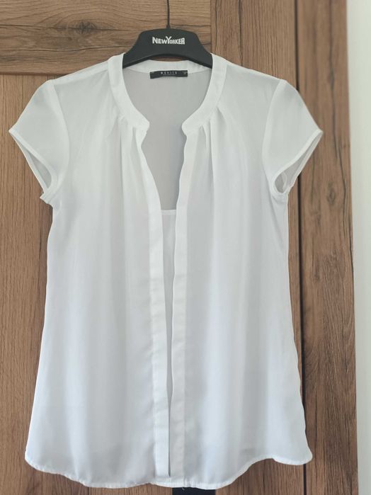 Elegancka biała bluzka ze stójką Mohito 34. ( Wg mnie wypada większa)