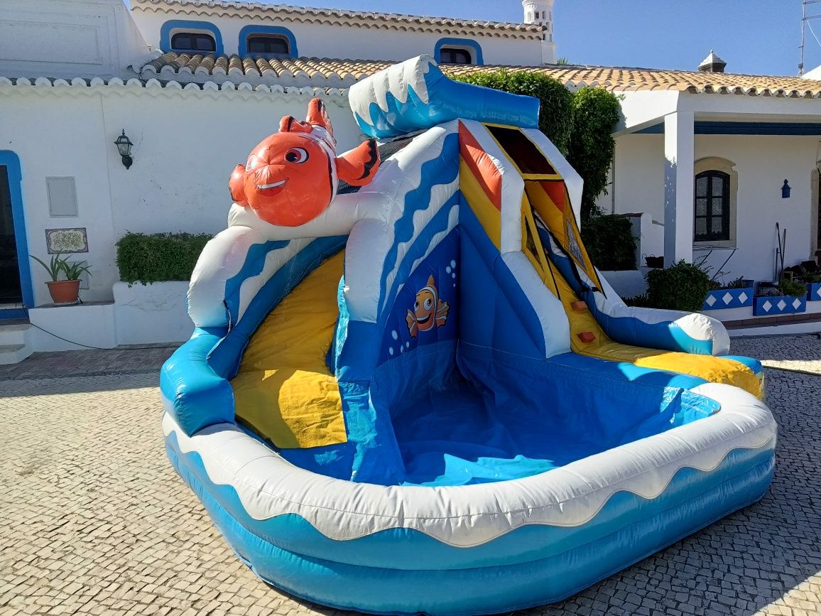 insuflável de água water ball para alugar e animação de festas.