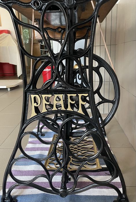 Máquina de costura PFAFF, restaurada e a coser
