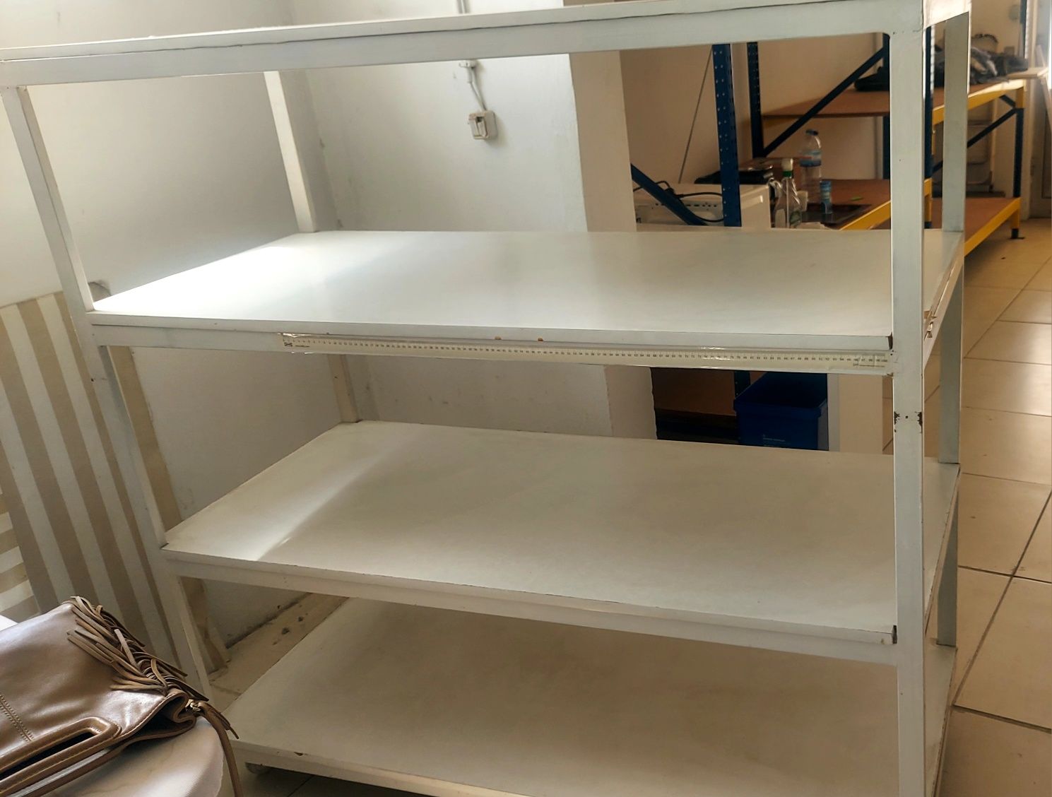 Estante metálica com rodas