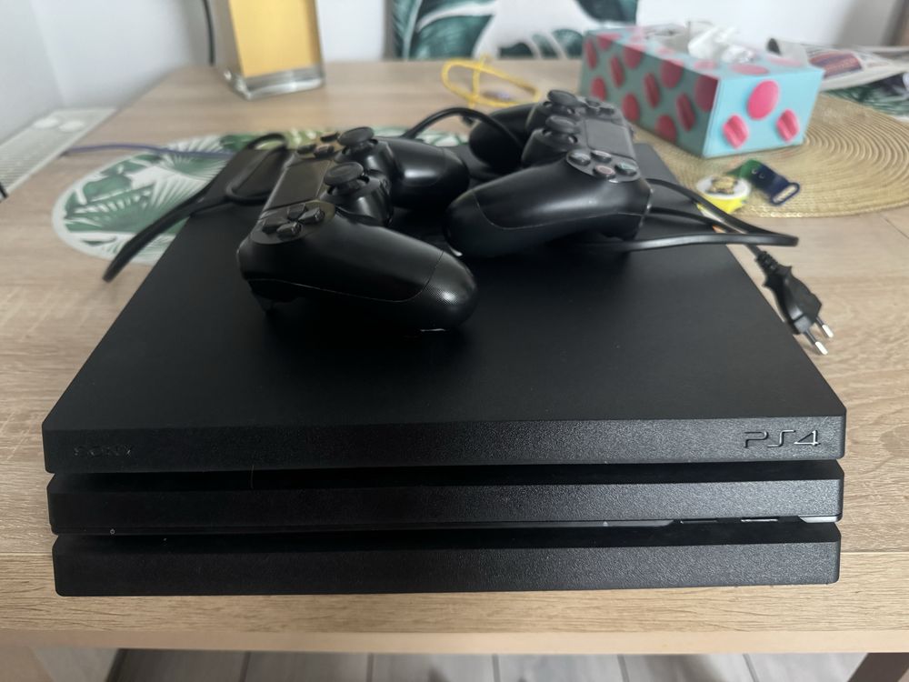 Sprzedam ps4 pro z 2 padami soft 12.52