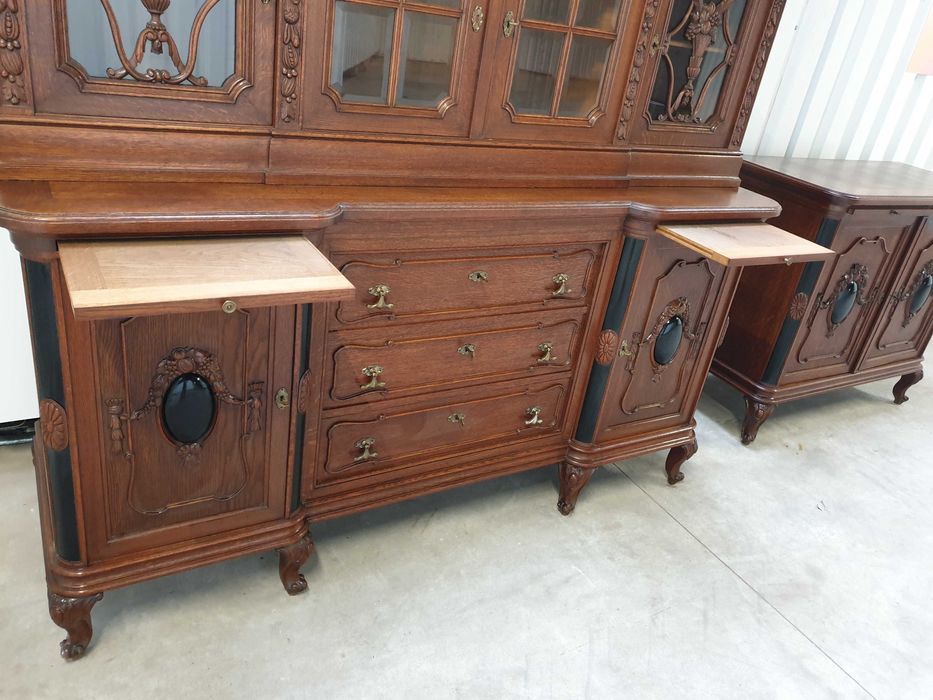 Antyk Ślicznie zdobiony dębowy kredens bufet. Meble z Francji - XIX w