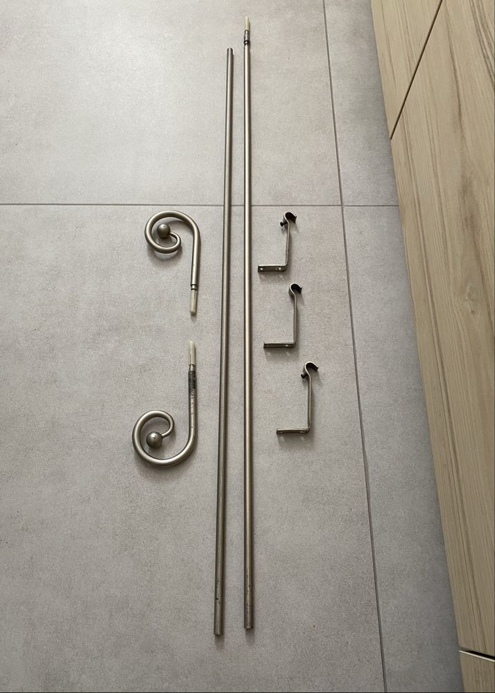 Srebrny metalowy karnisz z Ikea