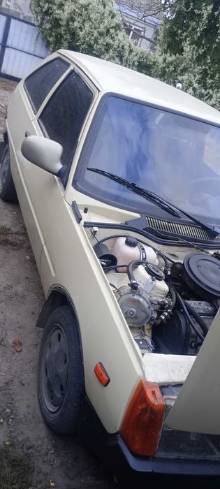 Продам таврію  хорошая обслуая машина на увереном ходу