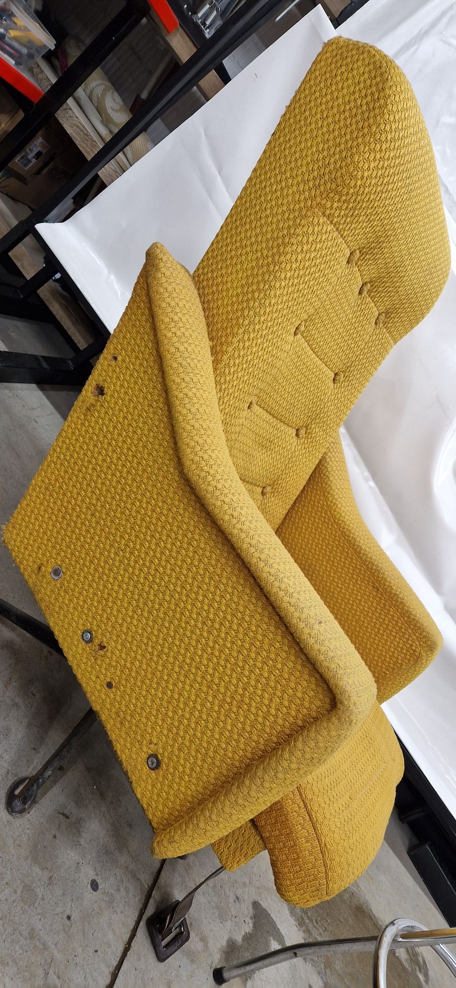 Fotel PRL żółty obrotowy