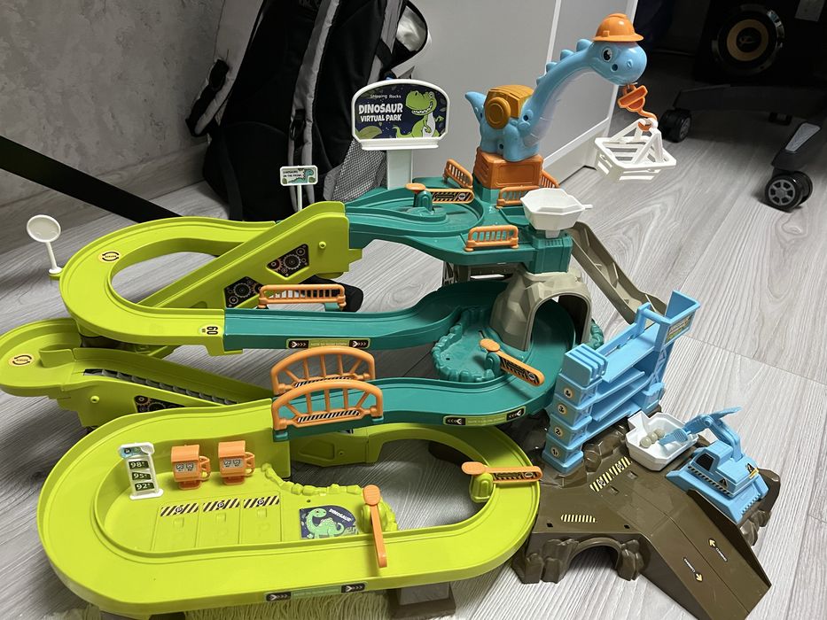 Робот на пульті,трактор ,парк динлзаврів