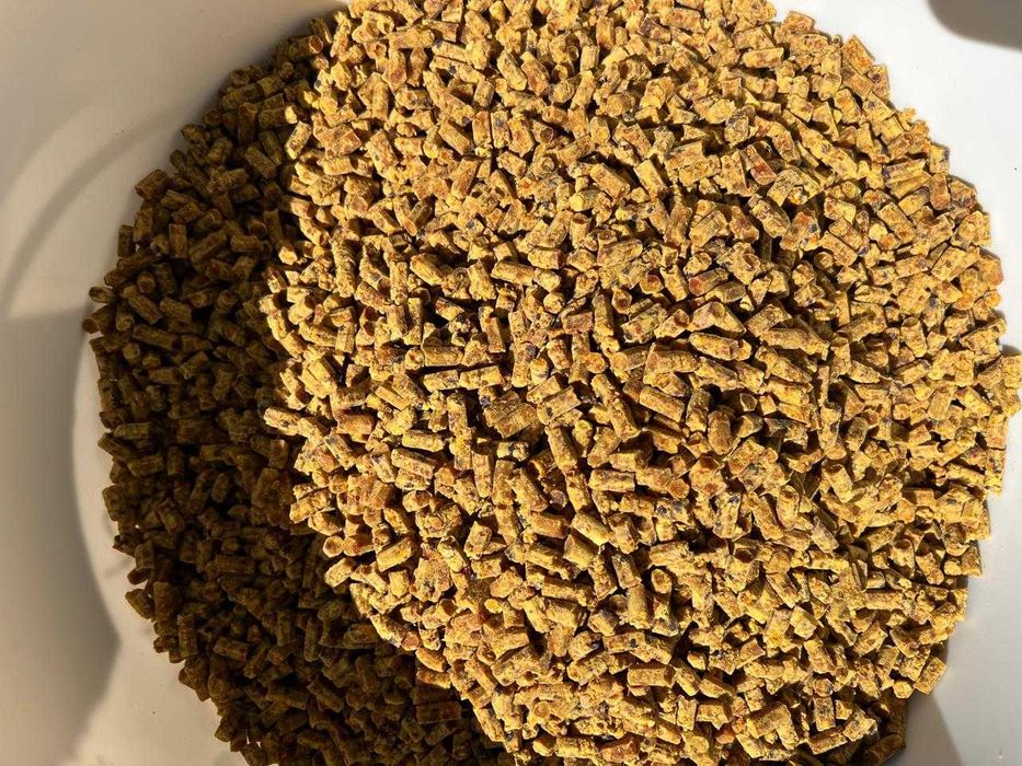 Бджолина перга. Вартість 850 грн за кілограм.