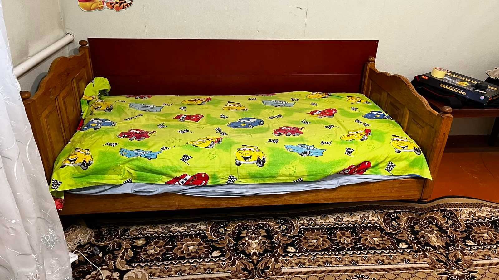 Хороше Дубове ліжко з матрасом