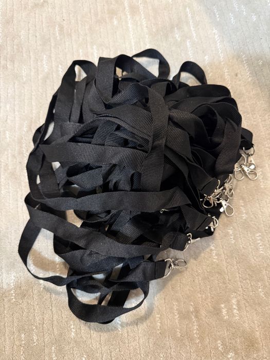 Czarne smycze ze srebrnym zapięciem 25 sztuk