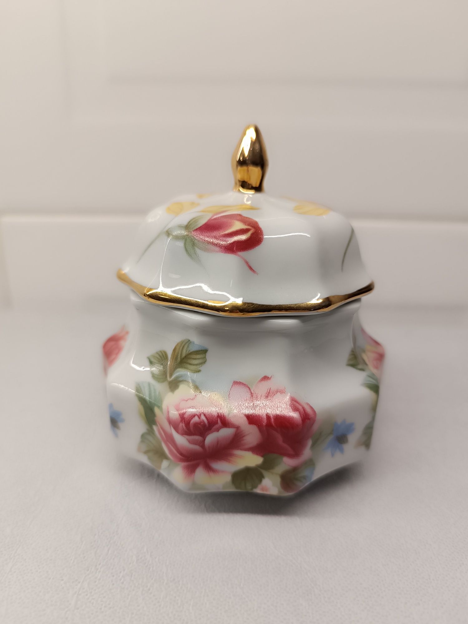 Porcelana Antiga. Soci Poral. Decoração ou guarda a jóias